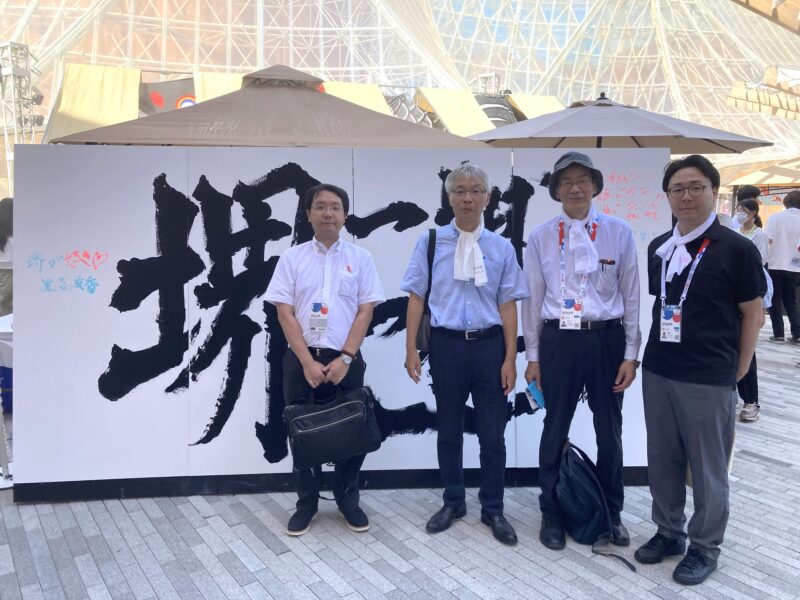 稲田義久研究統括と研究員チームが万博会場の堺市イベントを視察